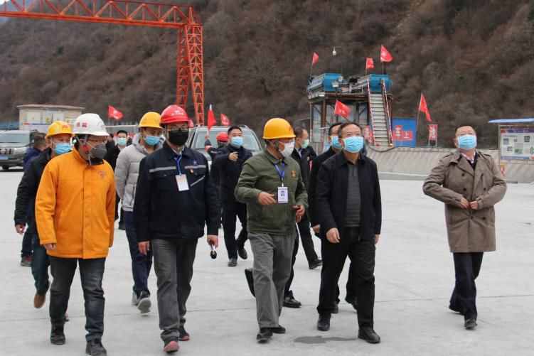 四川省副省長、黨組成員楊洪波在九綿高速LJ9項目調(diào)研疫情防控和復工復產(chǎn)情況