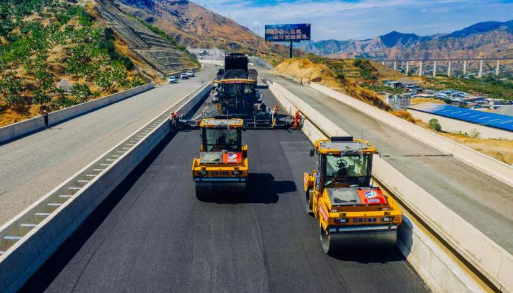 全球首次！無人駕駛壓路機成群結(jié)隊“上路”！