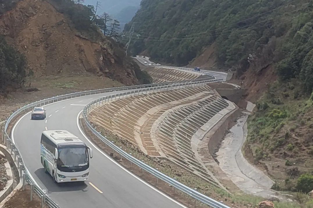 G348線(原S307）鹽源小高山隧道正式試通車(chē)運(yùn)行
