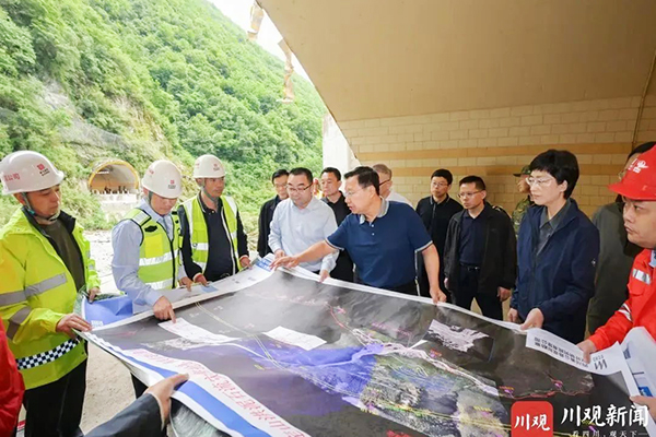 王曉暉施小琳現(xiàn)場指導康定姑咱“8·03”山洪泥石流災害救援處置工作時強調：想一切辦法盡一切努力，千方百計搜救失聯(lián)人員